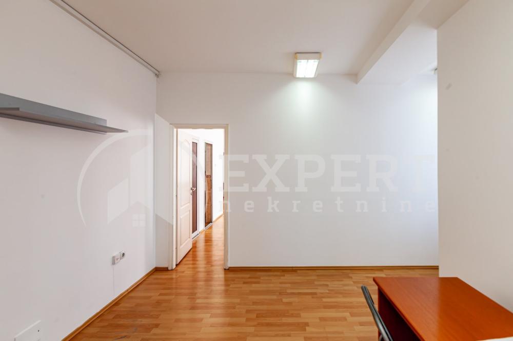 Slika 7 - Stan u zgradi, novogradnja, uknjižen, centralno grejanje, oglas ID p-015987