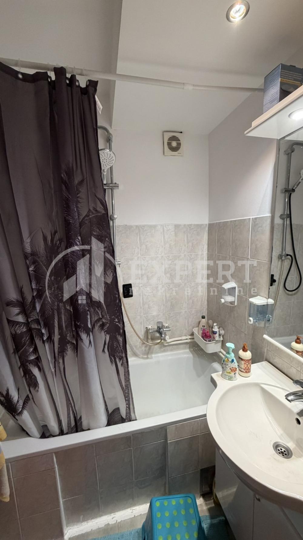 Slika 11 - Stan u zgradi, uknjižen, grejanje na struju, oglas ID p-016005