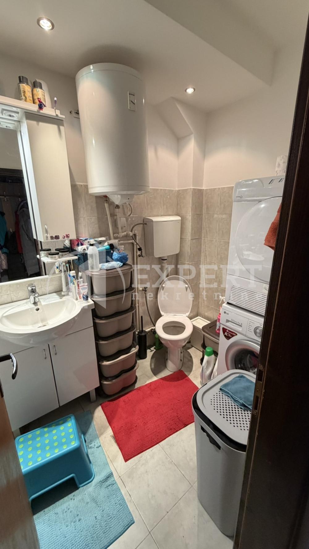 Slika 10 - Stan u zgradi, uknjižen, grejanje na struju, oglas ID p-016005