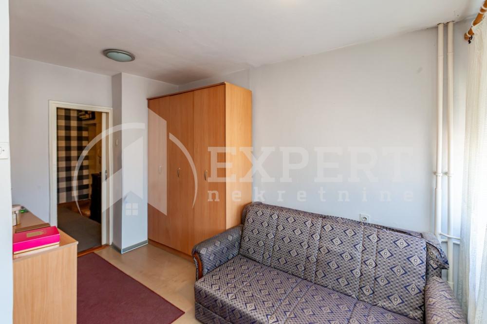 Slika 4 - Stan u zgradi, uknjižen, centralno grejanje, oglas ID p-016008