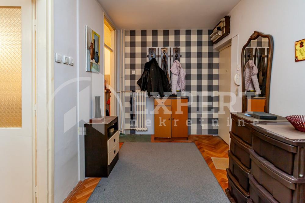 Slika 9 - Stan u zgradi, uknjižen, centralno grejanje, oglas ID p-016008