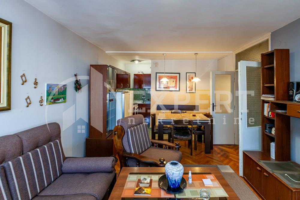 Slika 1 - Stan u zgradi, uknjižen, centralno grejanje, oglas ID p-016008