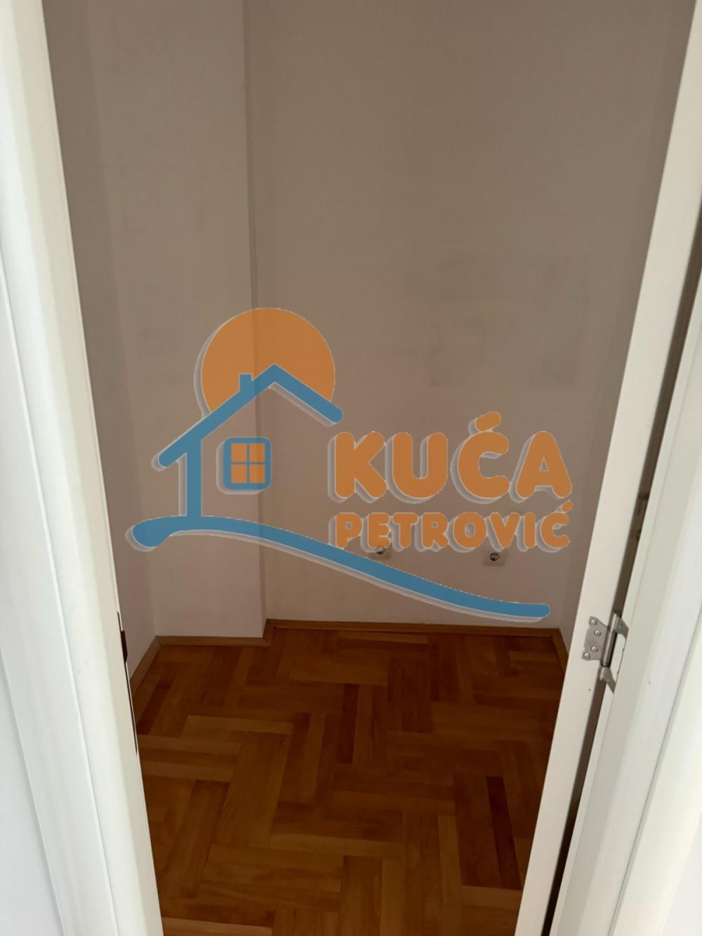 Slika 5 - Stan u zgradi, uknjižen, etažno grejanje, oglas ID p-016004