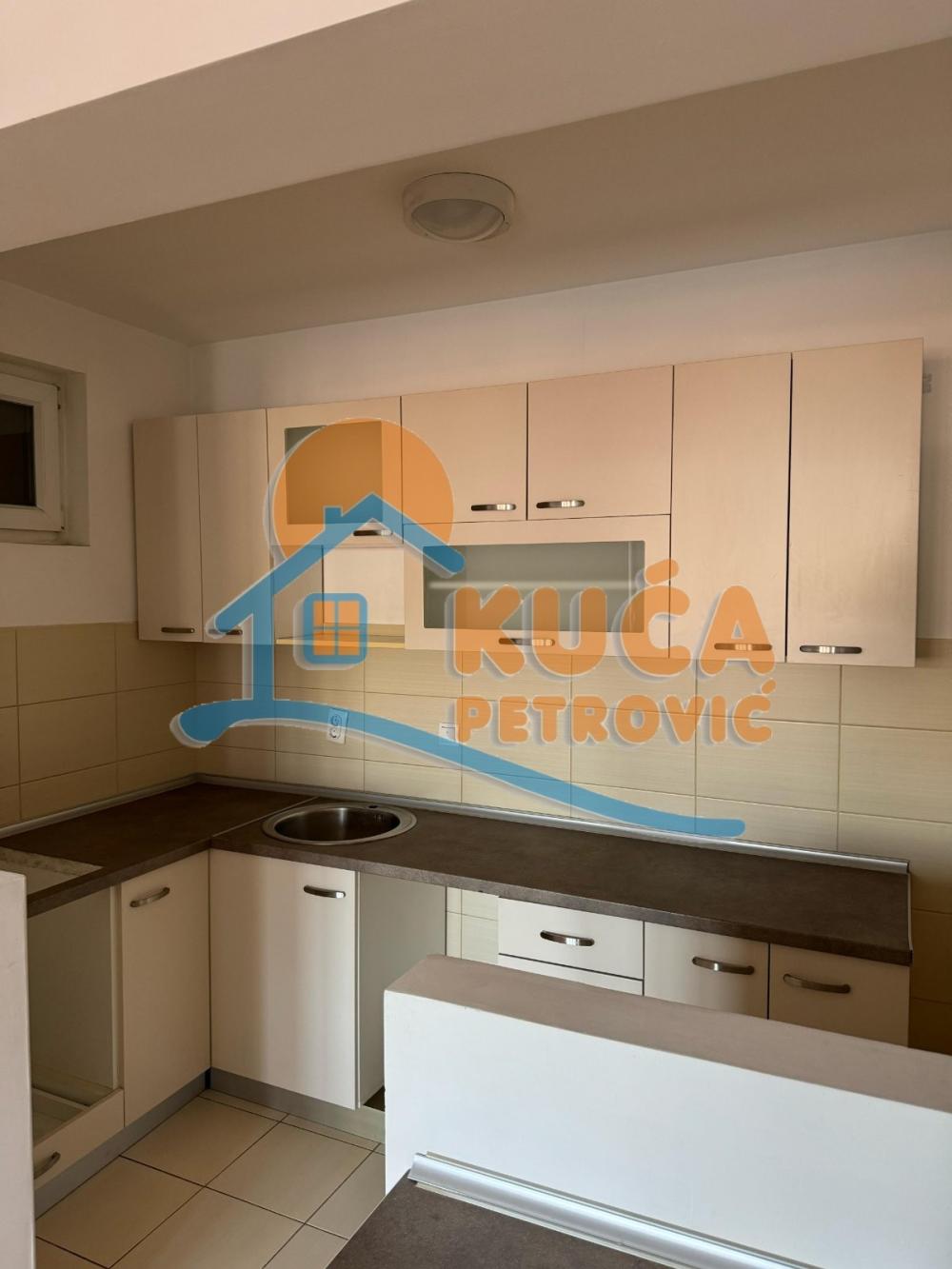 Slika 2 - Stan u zgradi, uknjižen, etažno grejanje, oglas ID p-016004