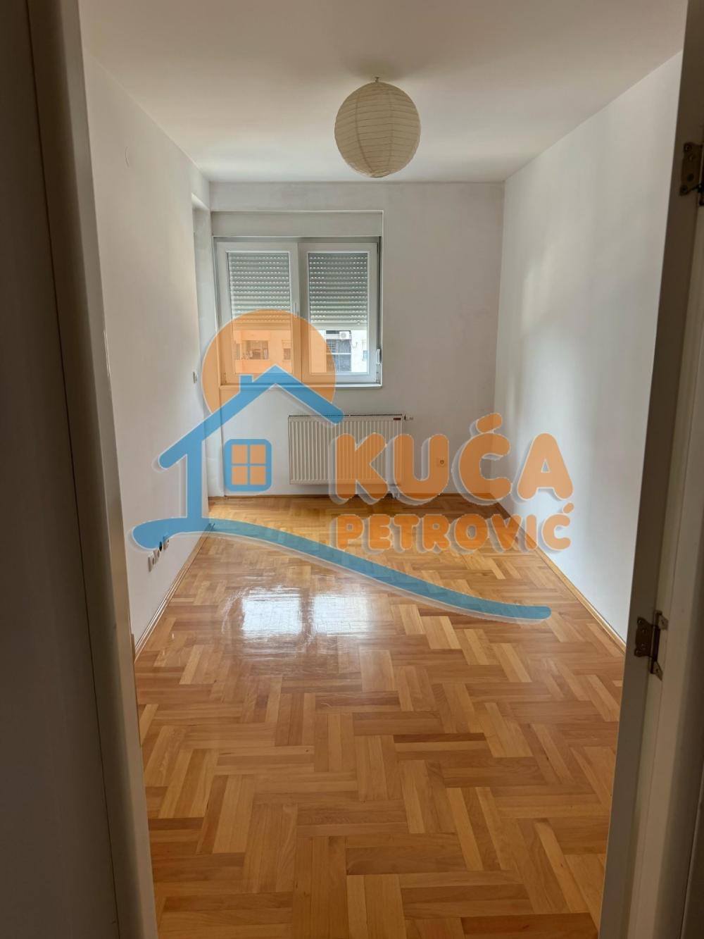 Slika 3 - Stan u zgradi, uknjižen, etažno grejanje, oglas ID p-016004