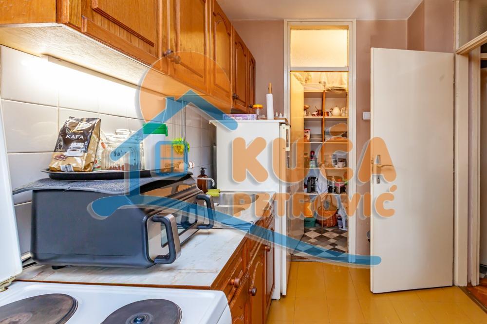 Glavna slika -Stan u zgradi, uknjižen, centralno grejanje, oglas ID p-016016