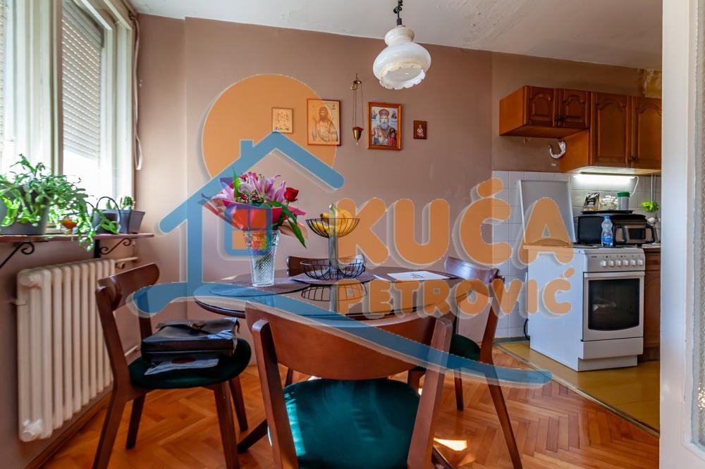 Slika 2 - Stan u zgradi, uknjižen, centralno grejanje, oglas ID p-016016