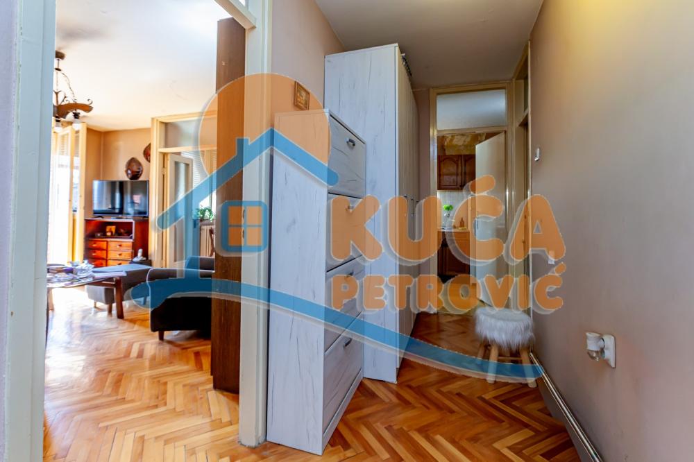 Slika 8 - Stan u zgradi, uknjižen, centralno grejanje, oglas ID p-016016