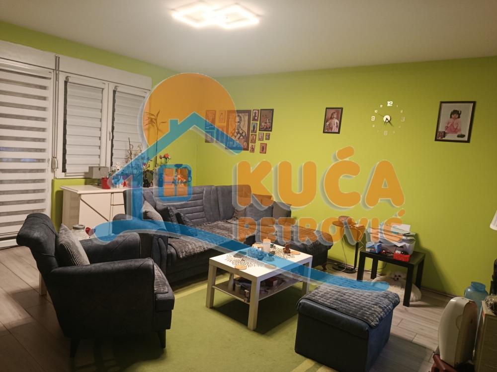 Glavna slika -Stan u zgradi, uknjižen, etažno grejanje, oglas ID p-016037