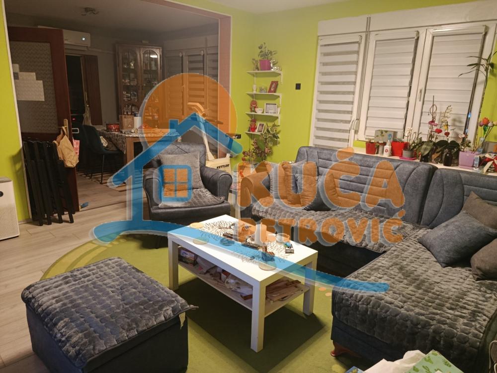 Slika 4 - Stan u zgradi, uknjižen, etažno grejanje, oglas ID p-016037