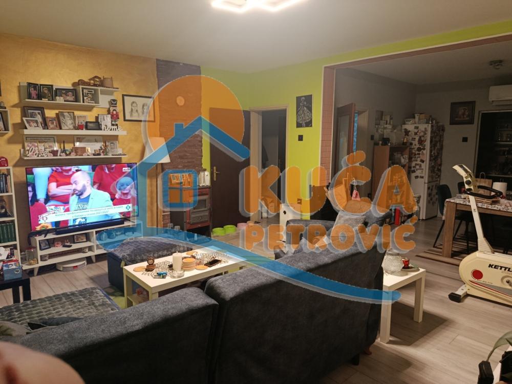 Slika 3 - Stan u zgradi, uknjižen, etažno grejanje, oglas ID p-016037