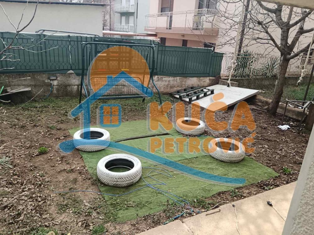 Slika 11 - Stan u zgradi, uknjižen, etažno grejanje, oglas ID p-016037