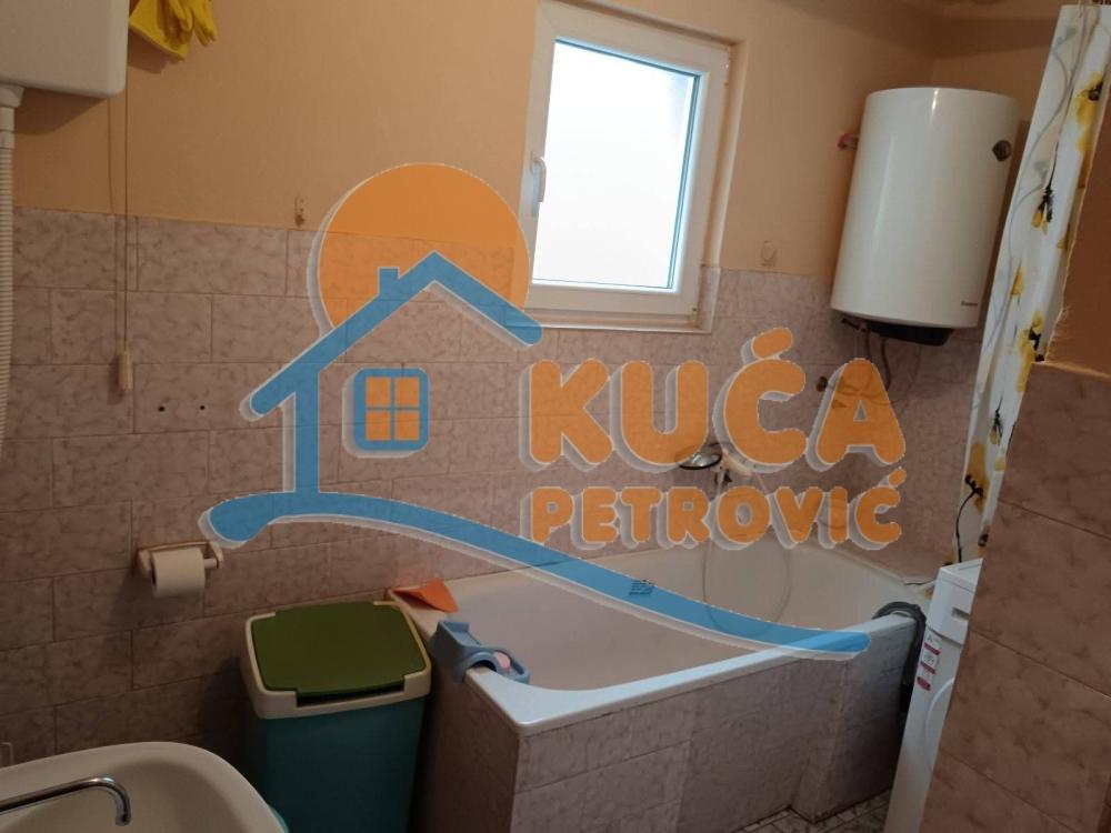 Slika 5 - Stan u zgradi, uknjižen, etažno grejanje, oglas ID p-016038