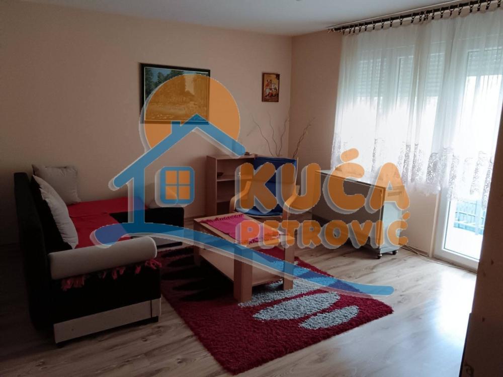 Glavna slika -Stan u zgradi, uknjižen, etažno grejanje, oglas ID p-016038