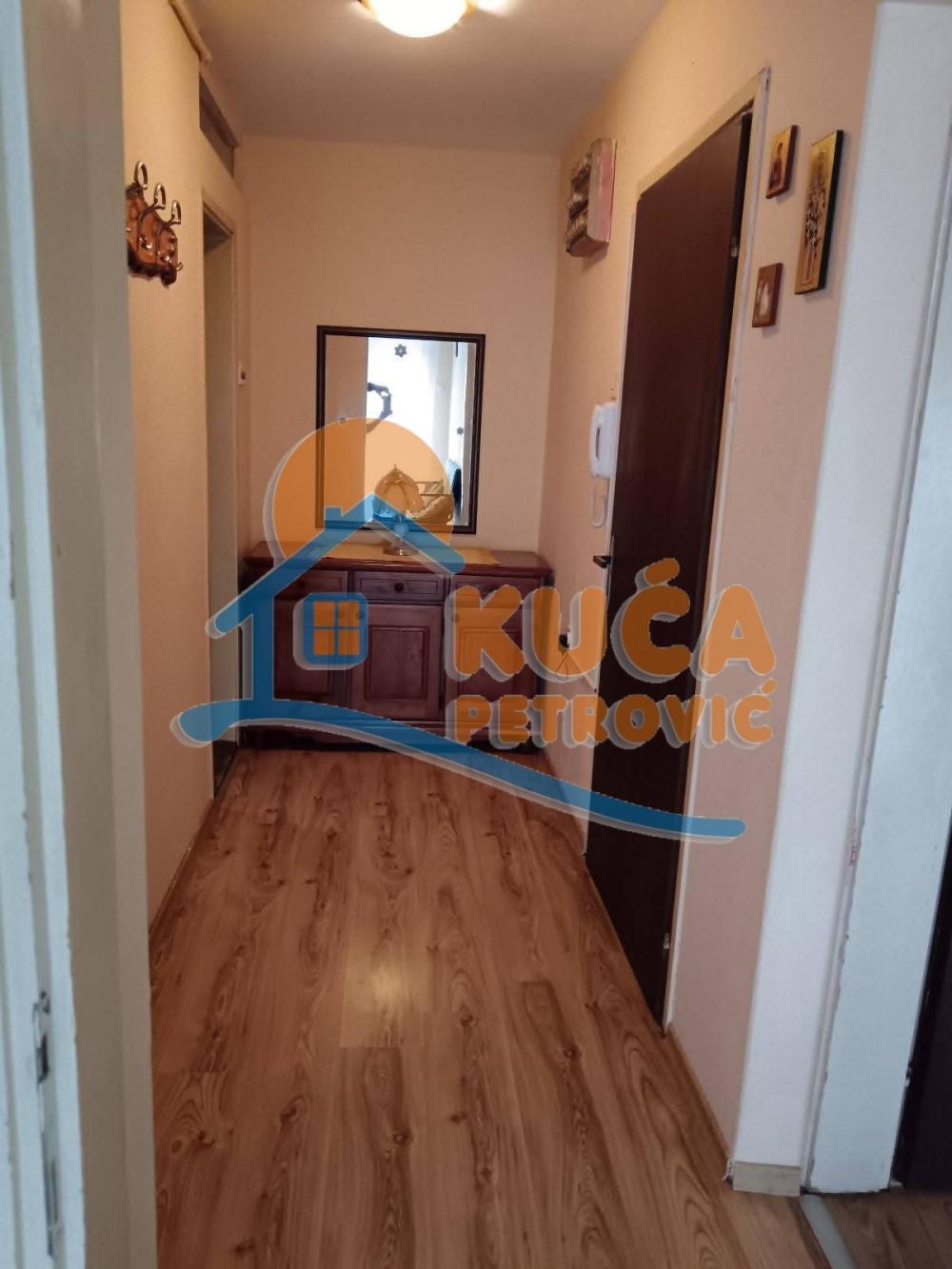 Slika 4 - Stan u zgradi, uknjižen, etažno grejanje, oglas ID p-016038