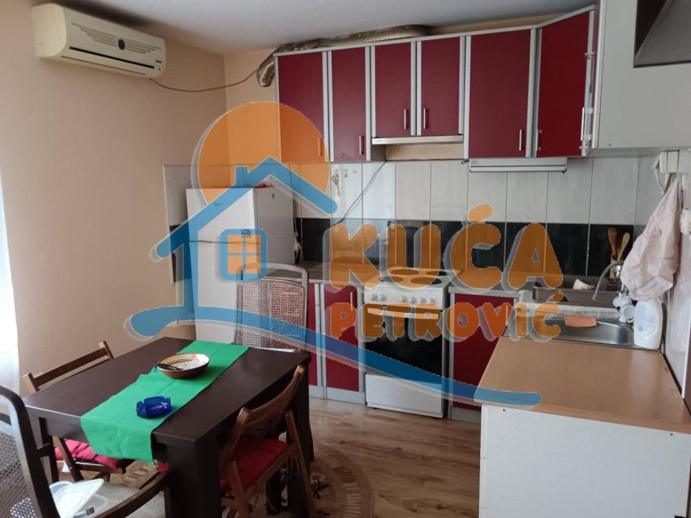 Slika 3 - Stan u zgradi, uknjižen, etažno grejanje, oglas ID p-016038