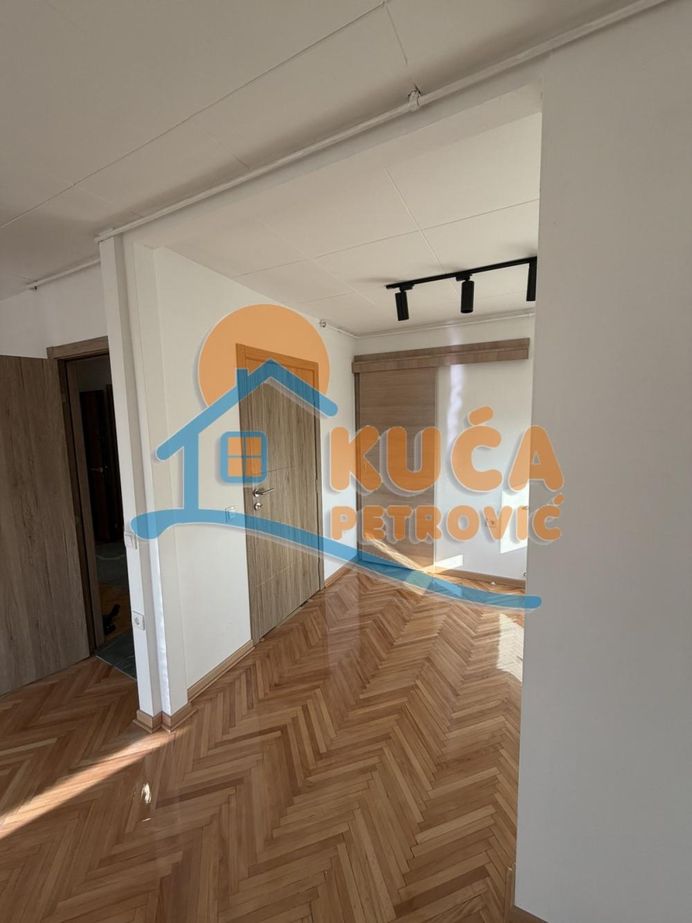 Slika 8 - Stan u zgradi, uknjižen, grejanje na struju, oglas ID p-016066