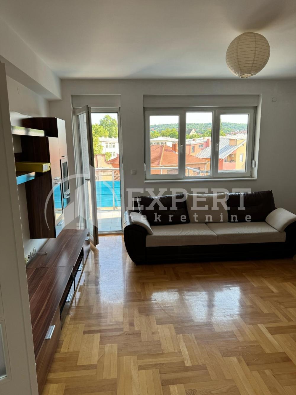 Glavna slika -Stan u zgradi, uknjižen, etažno grejanje, oglas ID p-016004