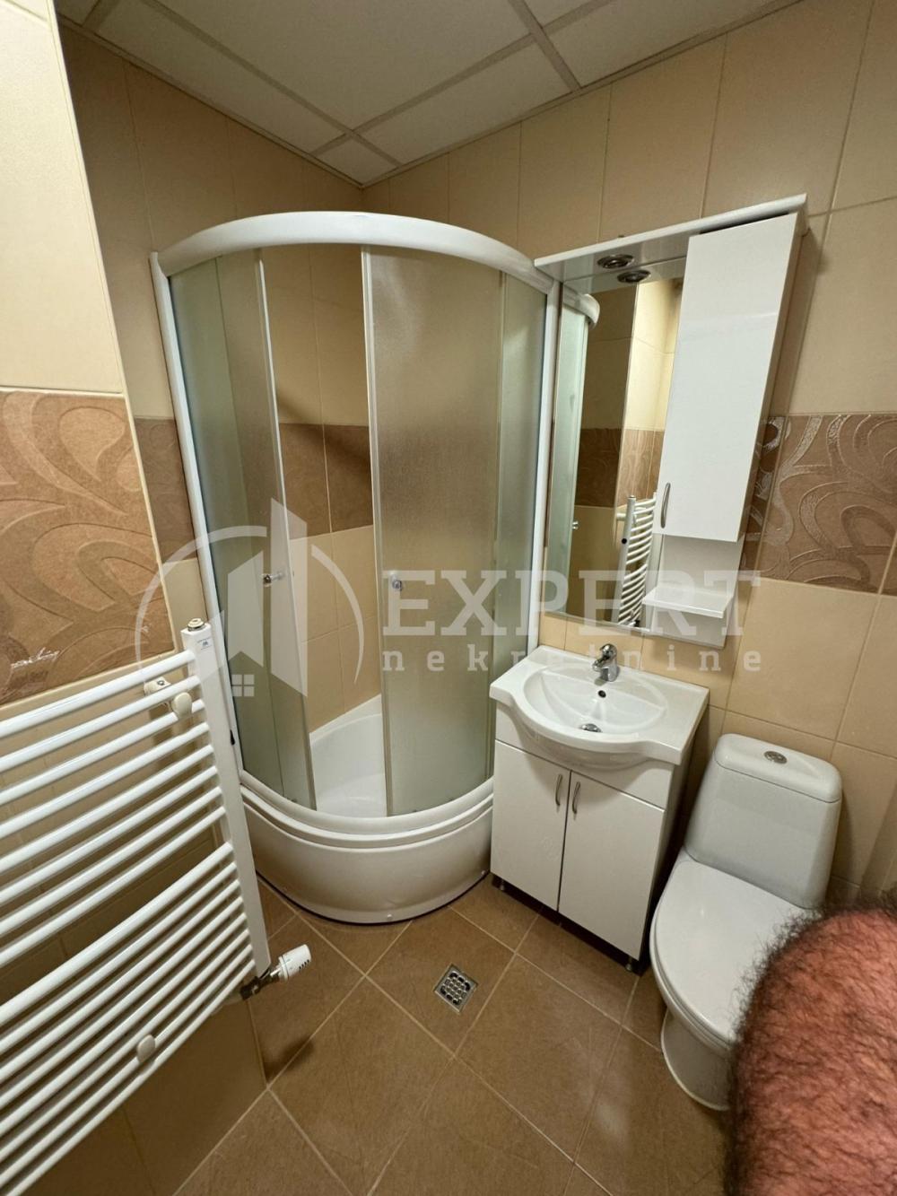 Slika 6 - Stan u zgradi, uknjižen, etažno grejanje, oglas ID p-016004