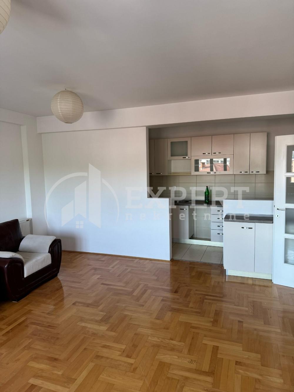 Slika 1 - Stan u zgradi, uknjižen, etažno grejanje, oglas ID p-016004