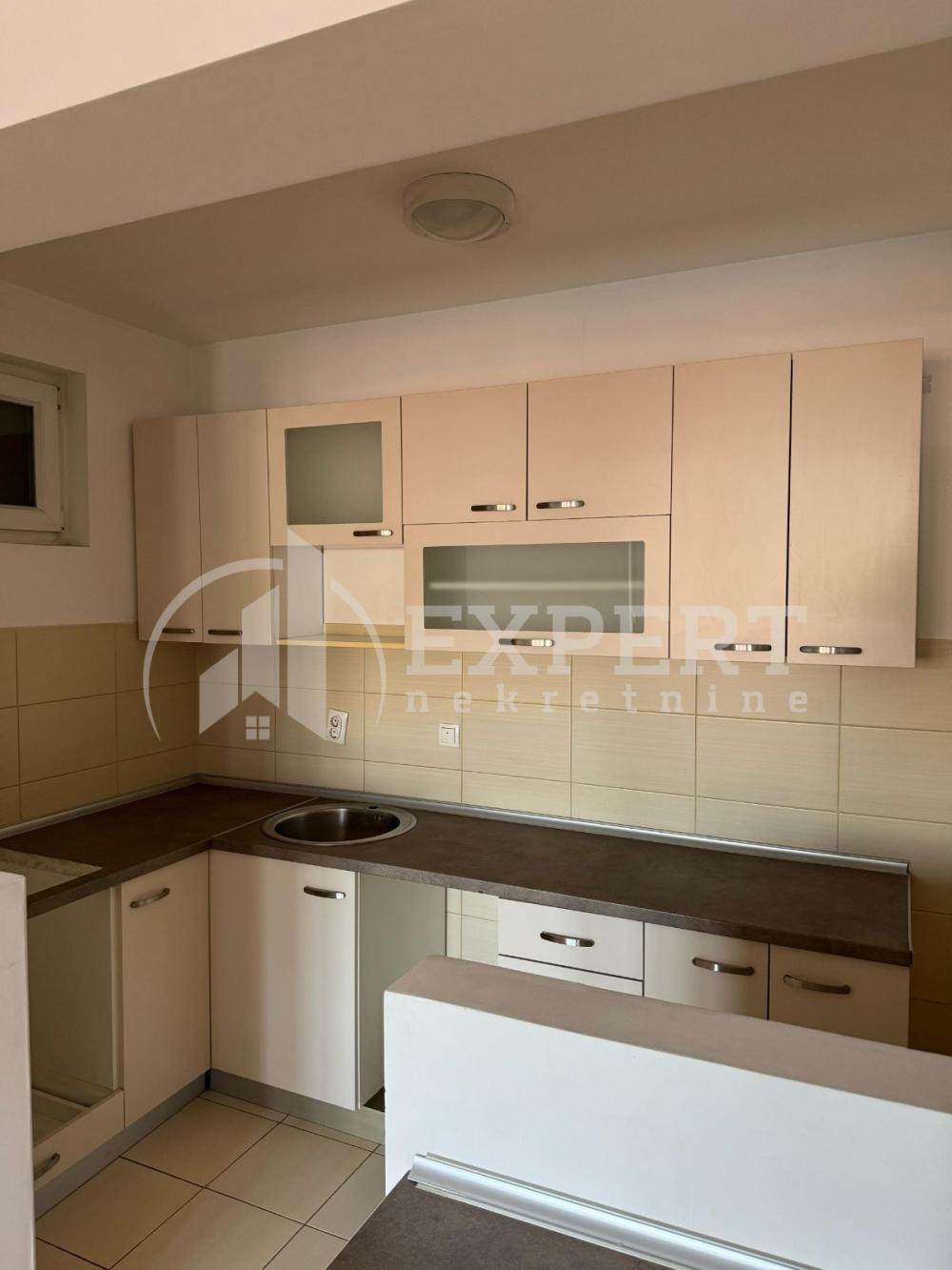 Slika 2 - Stan u zgradi, uknjižen, etažno grejanje, oglas ID p-016004