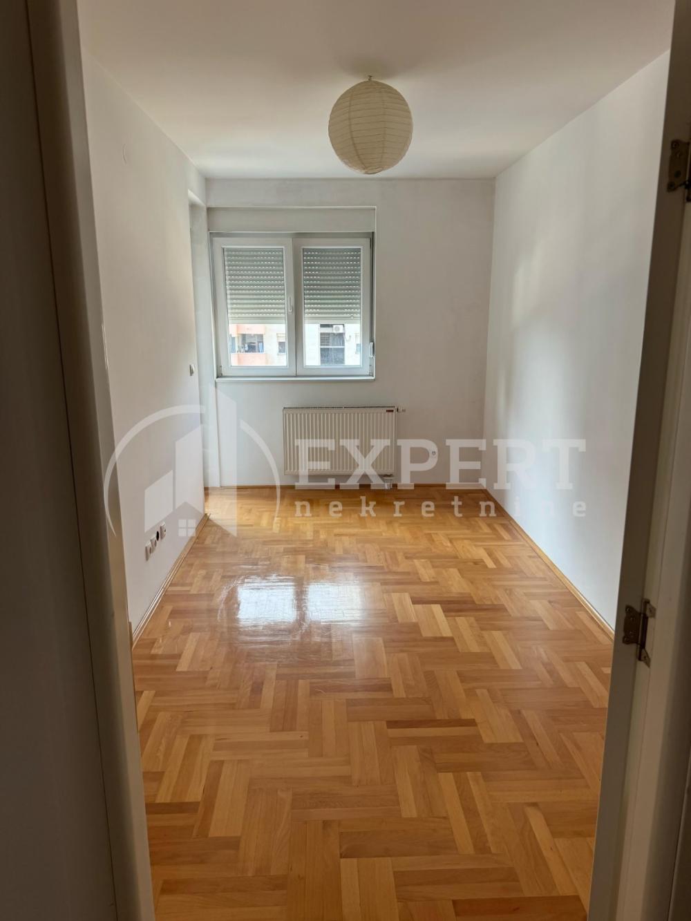 Slika 3 - Stan u zgradi, uknjižen, etažno grejanje, oglas ID p-016004