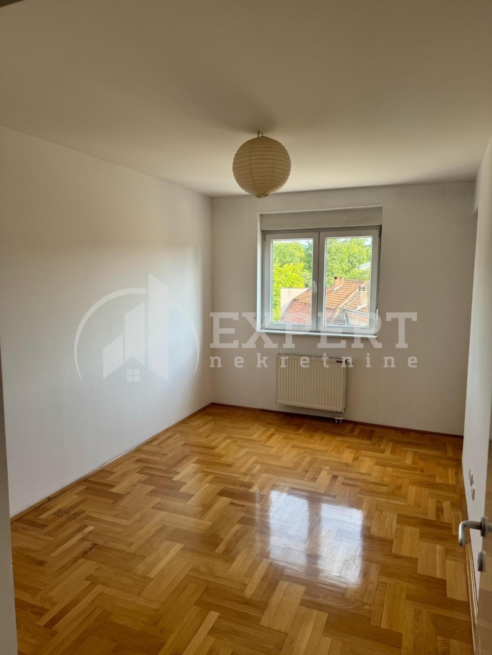 Slika 4 - Stan u zgradi, uknjižen, etažno grejanje, oglas ID p-016004