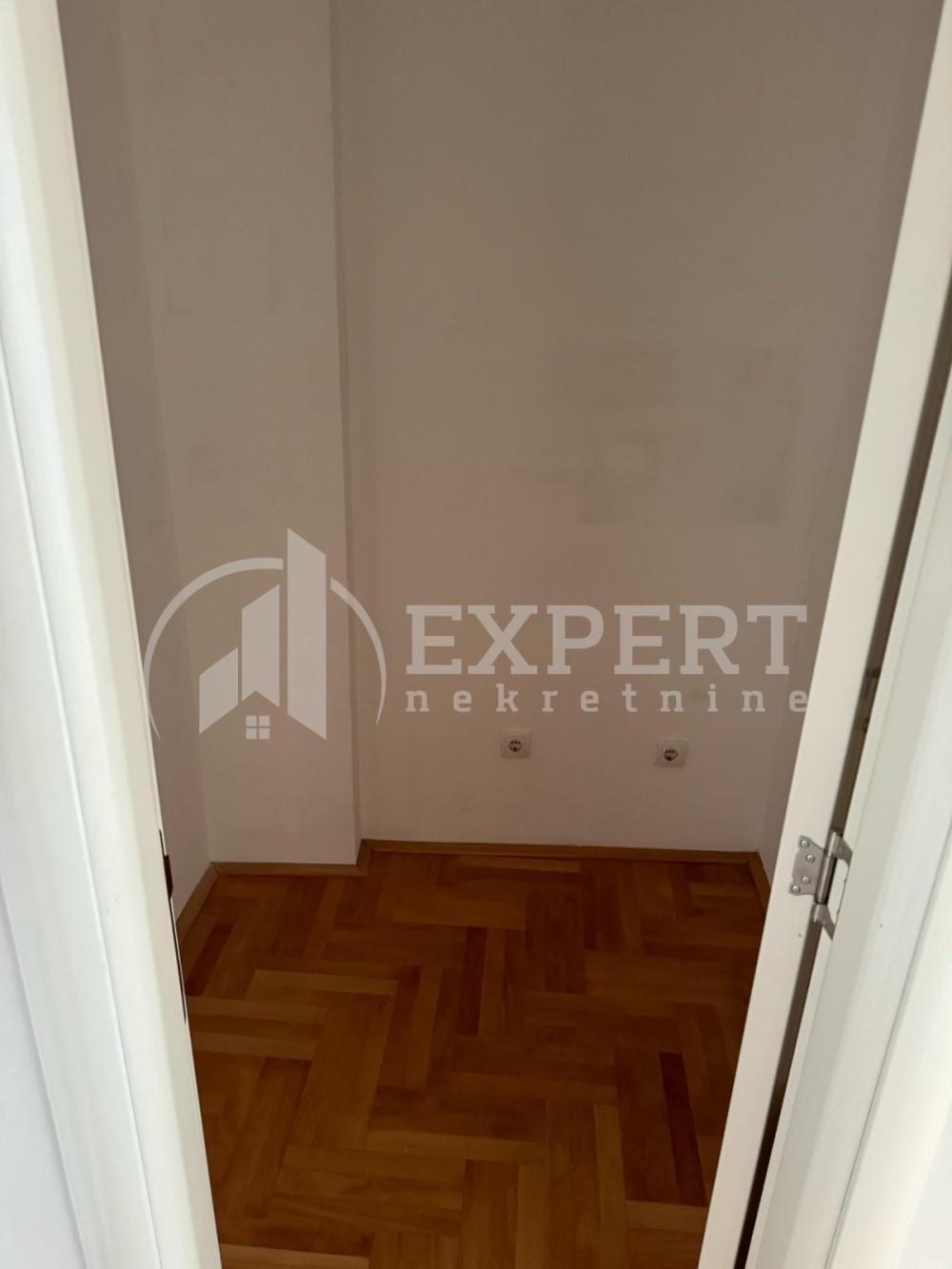 Slika 5 - Stan u zgradi, uknjižen, etažno grejanje, oglas ID p-016004