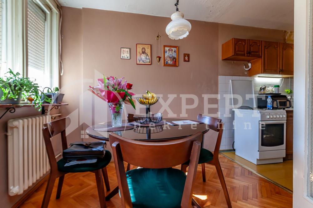 Slika 2 - Stan u zgradi, uknjižen, centralno grejanje, oglas ID p-016016