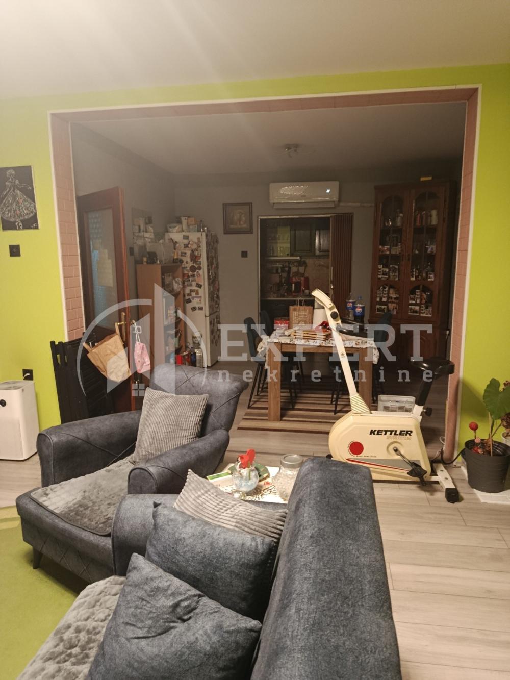 Slika 1 - Stan u zgradi, uknjižen, etažno grejanje, oglas ID p-016037