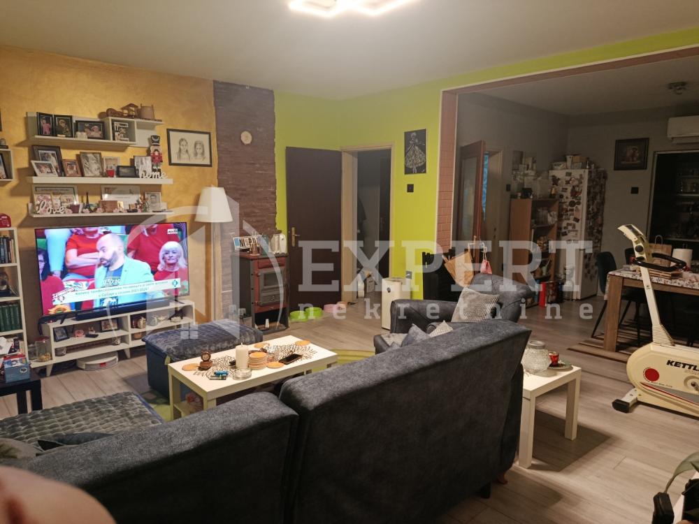 Slika 3 - Stan u zgradi, uknjižen, etažno grejanje, oglas ID p-016037