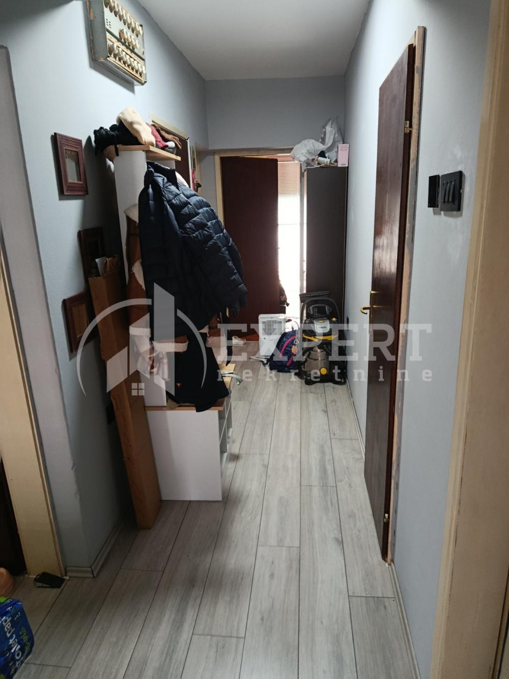 Slika 10 - Stan u zgradi, uknjižen, etažno grejanje, oglas ID p-016037