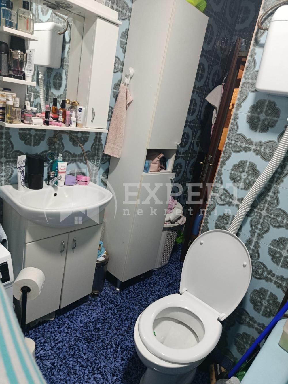 Slika 9 - Stan u zgradi, uknjižen, etažno grejanje, oglas ID p-016037