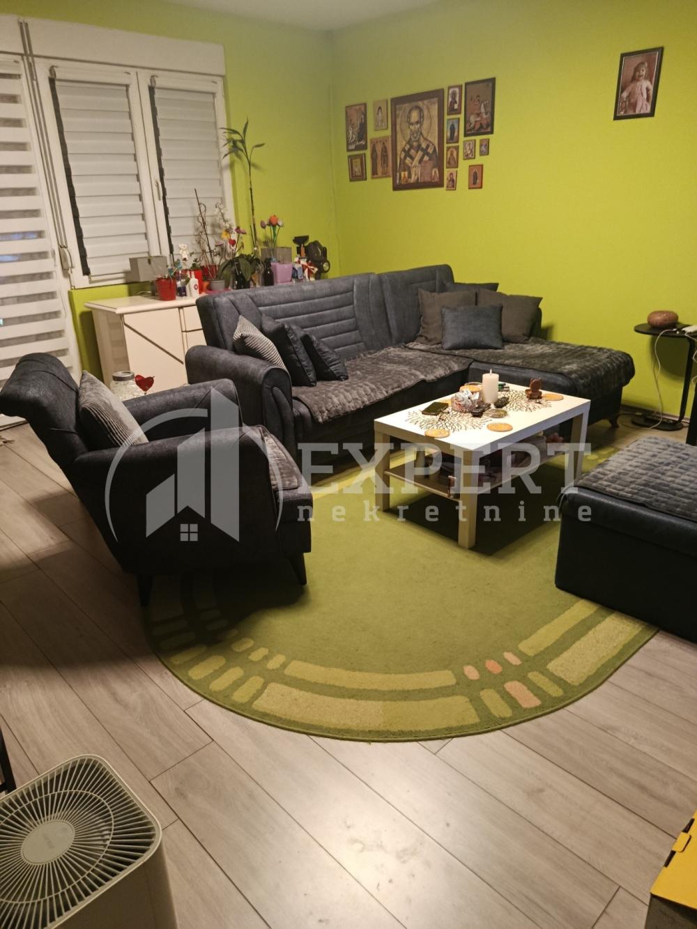 Slika 2 - Stan u zgradi, uknjižen, etažno grejanje, oglas ID p-016037