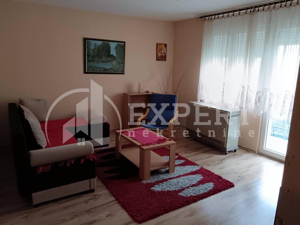 Glavna slika -Stan u zgradi, uknjižen, etažno grejanje, oglas ID p-016038