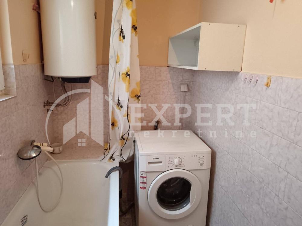 Slika 6 - Stan u zgradi, uknjižen, etažno grejanje, oglas ID p-016038