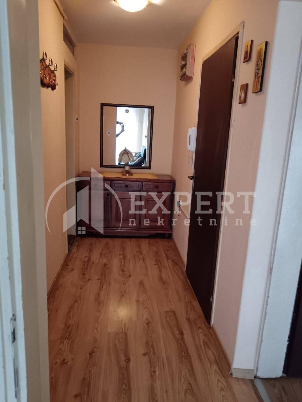 Slika 4 - Stan u zgradi, uknjižen, etažno grejanje, oglas ID p-016038