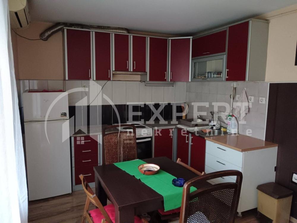 Slika 2 - Stan u zgradi, uknjižen, etažno grejanje, oglas ID p-016038