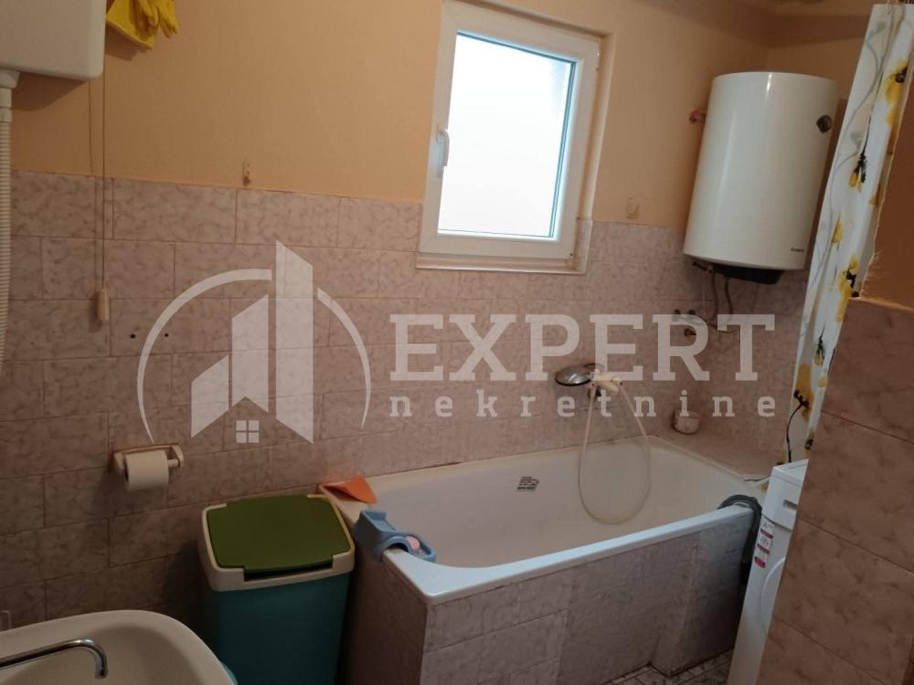 Slika 5 - Stan u zgradi, uknjižen, etažno grejanje, oglas ID p-016038