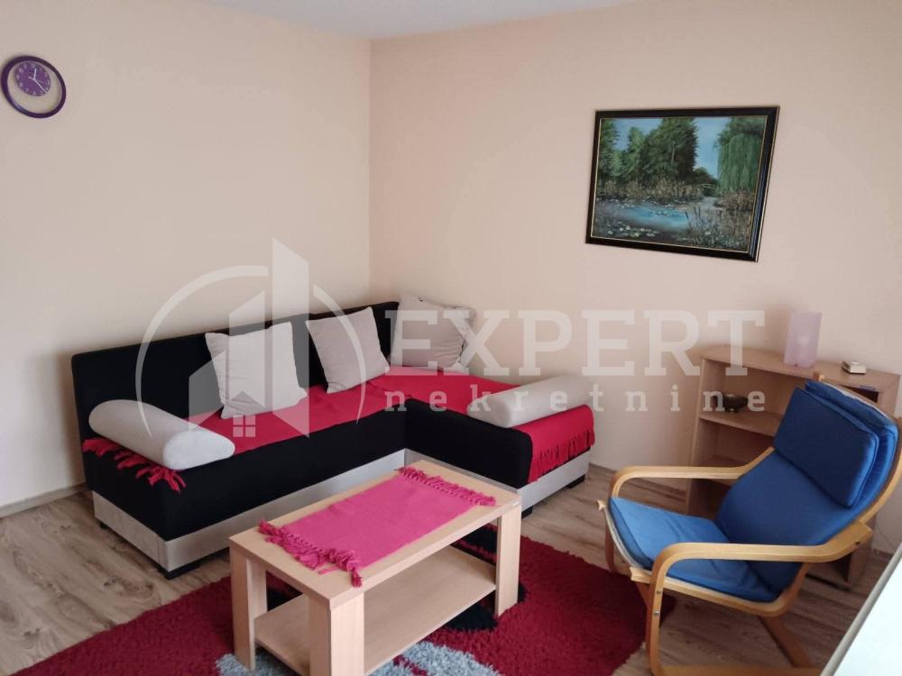 Slika 1 - Stan u zgradi, uknjižen, etažno grejanje, oglas ID p-016038