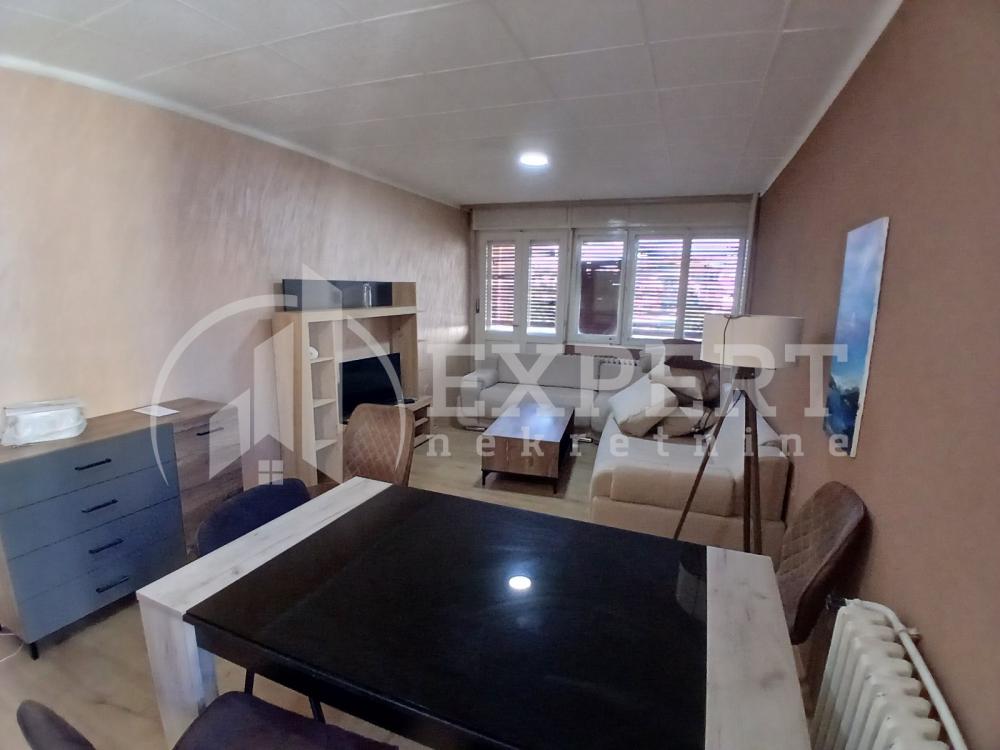 Slika 2 - Stan u zgradi, uknjižen, centralno grejanje, oglas ID p-016040