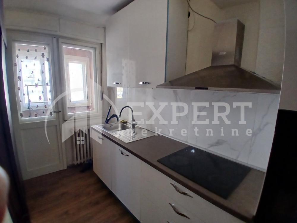 Slika 4 - Stan u zgradi, uknjižen, centralno grejanje, oglas ID p-016040