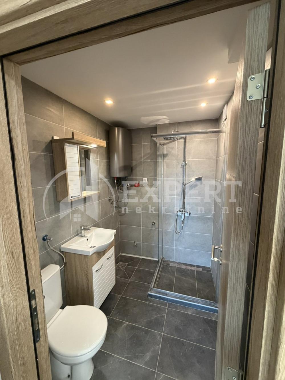 Slika 4 - Stan u zgradi, uknjižen, grejanje na struju, oglas ID p-016066