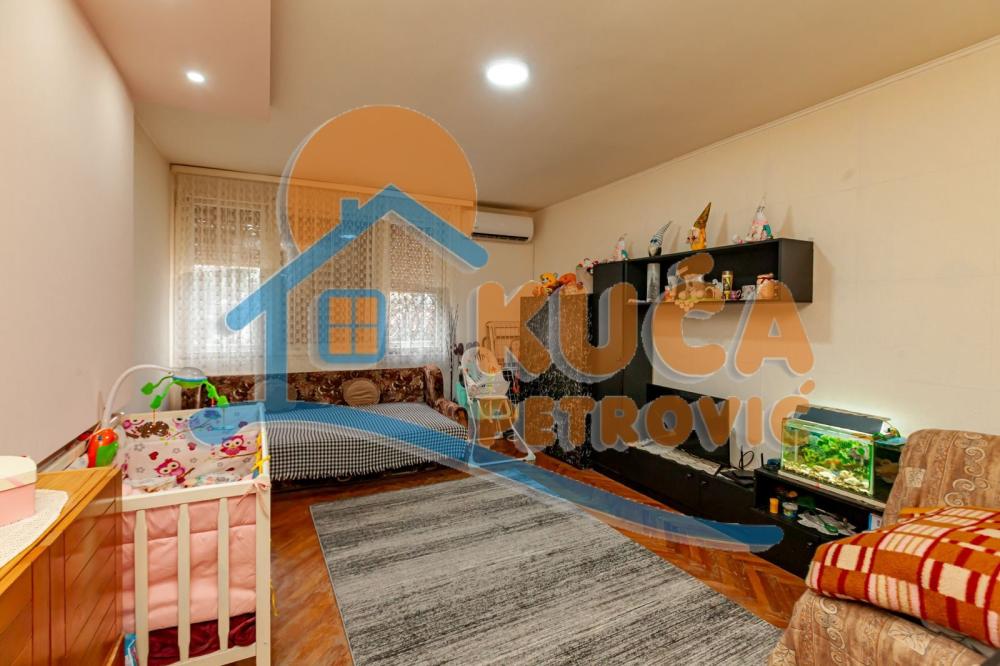 Slika 2 - Stan u zgradi, grejanje na struju, oglas ID p-016054