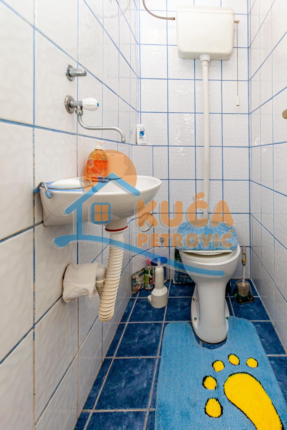 Slika 4 - Stan u zgradi, uknjižen, centralno grejanje, oglas ID p-016130