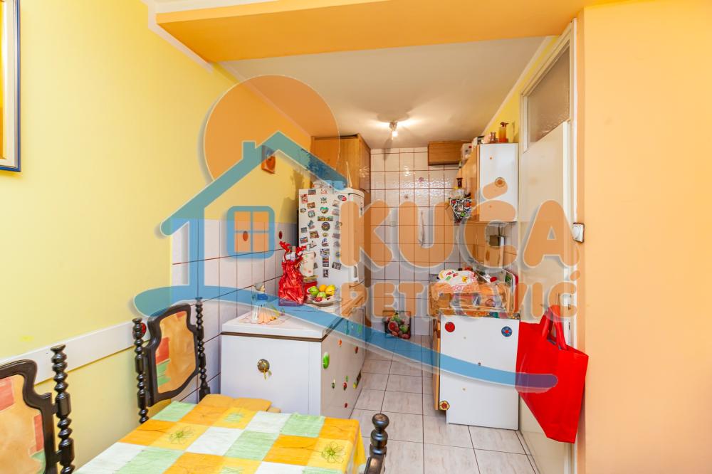 Slika 8 - Stan u zgradi, uknjižen, centralno grejanje, oglas ID p-016130