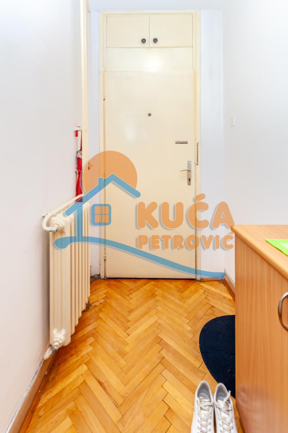 Slika 6 - Stan u zgradi, uknjižen, centralno grejanje, oglas ID p-016130