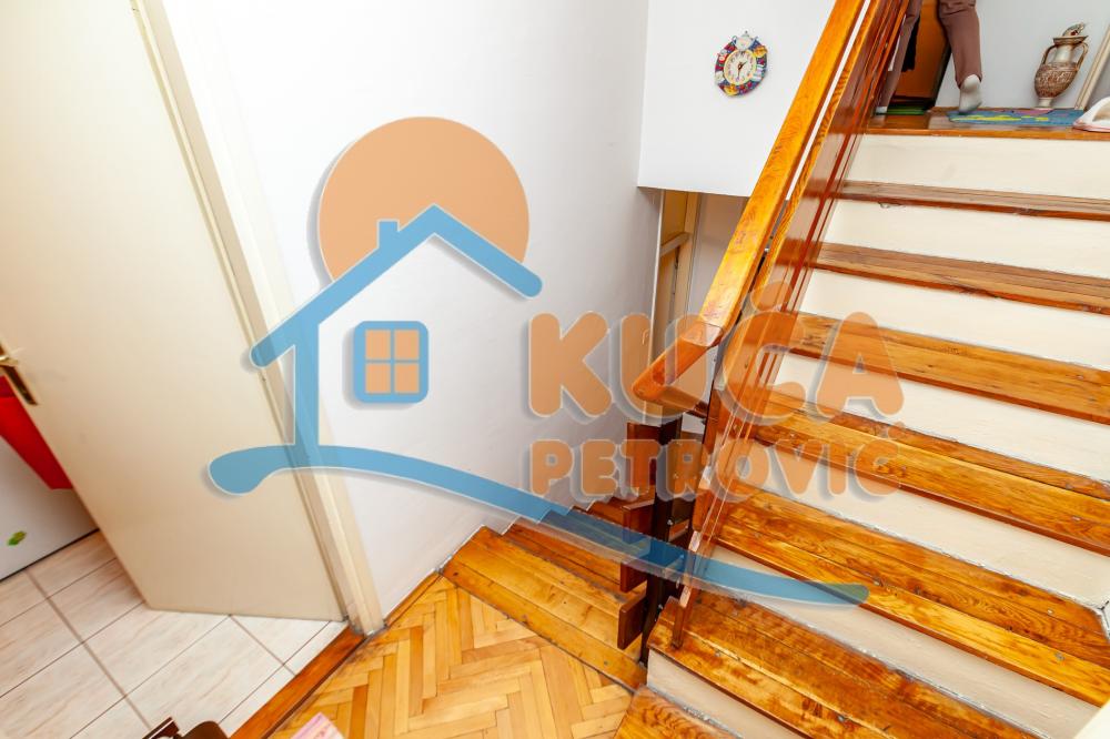 Slika 5 - Stan u zgradi, uknjižen, centralno grejanje, oglas ID p-016130