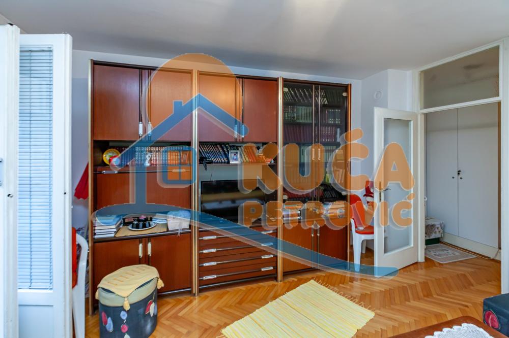 Slika 2 - Stan u zgradi, uknjižen, centralno grejanje, oglas ID p-016130