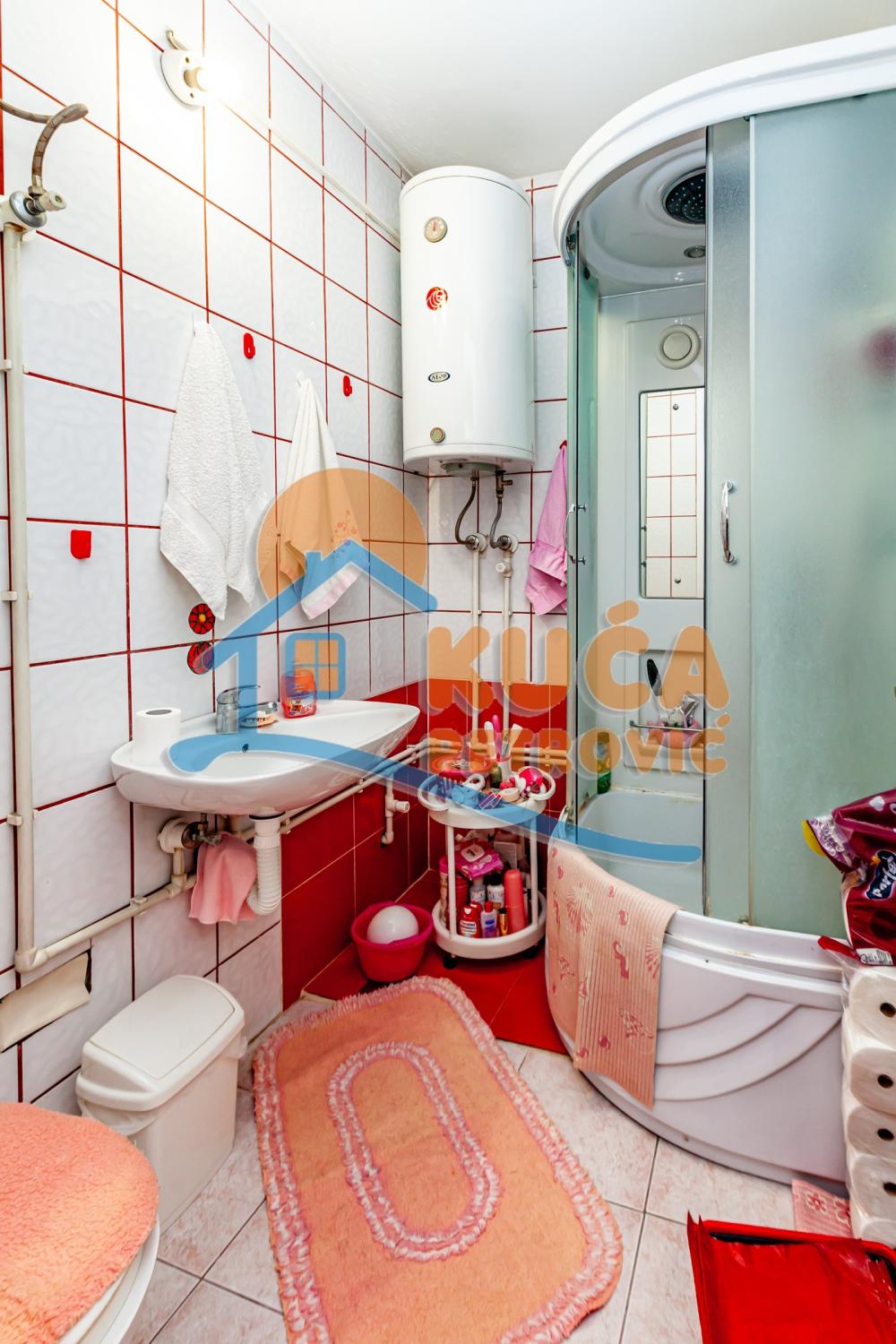 Slika 11 - Stan u zgradi, uknjižen, centralno grejanje, oglas ID p-016130